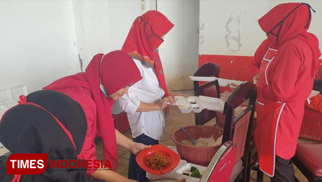 Anggota serta kader PDI Perjuangan Kabupaten Malang saat memasak di dapur umum. (Foto: Adeng for TIMES Indonesia)