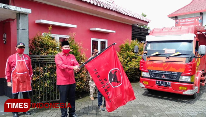 Ketua DPC PDI Perjuangan Kabupaten Malang, Didik Gatot Subroto saat memberangkatkan bantuan sembako. (Foto: Binar Gumilang/TIMES Indonesia)