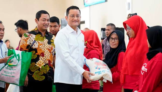 Wali Kota Semarang, Hendrar Prihadi (kiri) mendampingi Menteri Sosial, Juliari Batubara (kanan) dalam sebuah acara. (foto: humas Pemkot Semarang)