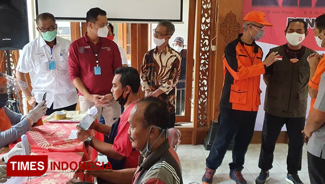 Menteri Sosial, Juliari Batubara didampingi Wali kota FX. Hadi Rudyatmo menyaksikan pembagian BST di Solo, Kamis (21/5/2020). (Foto: Humas Pemkot Surakarta)