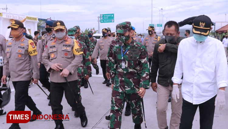 Kapolda dan Pangdam V Brawijaya Jawa Timur melakukan pemeriksaan di check point Ngawi. (Foto: Ardian Febri Tri H/ TIMES Indonesia) 