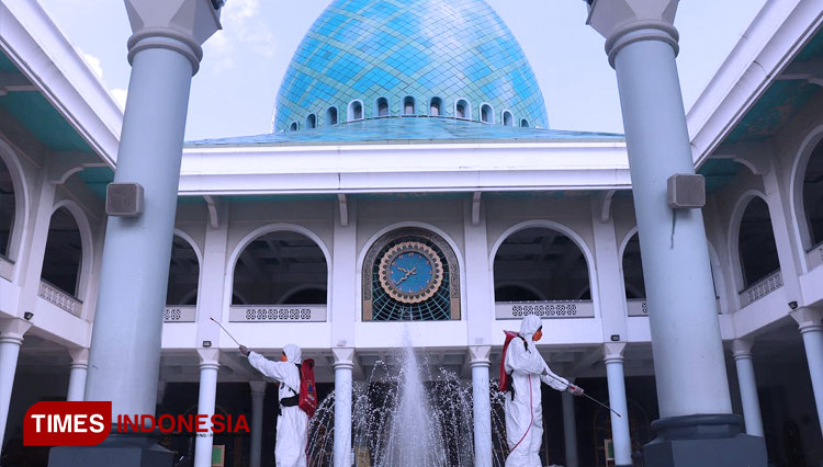 Petugas melakukan strerilisasi di halaman depan Masjid Nasional Al Akbar Surabaya. (FOTO: Dok. TIMES Indonesia) 