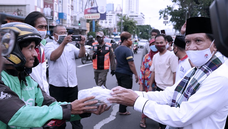 Menpora RI Zainuddin Amali turun langsung berbagi sembako di Jalan Alhabsy, Tanah Abang, Jakarta, Kamis (21/5) sore. (Foto: Kemenpora RI)