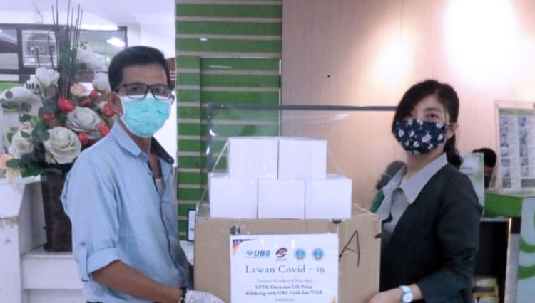 Penyerahan donasi masker KN95 dari UK Petra Surabaya. (Foto: Humas UK Petra)
