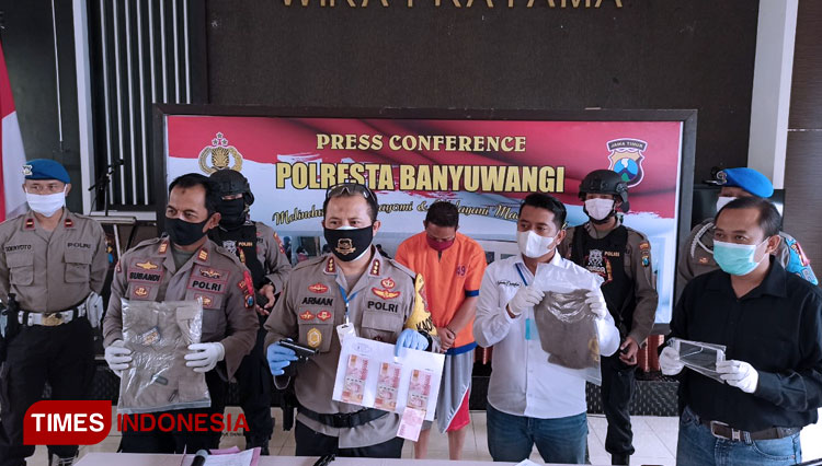 Ungkap kasus polisi gadungan oleh Polresta Banyuwangi. (FOTO: Agung Sedana/ TIMES Indonesia)