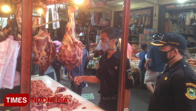 Petugas dari Dinas Koperasi, UKM, Perindustrian dan Perdagangan memantau harga di Pasar Tradisional Kuningan Jabar. (Foto: Oon Mujahidin/TIMES Indonesia)