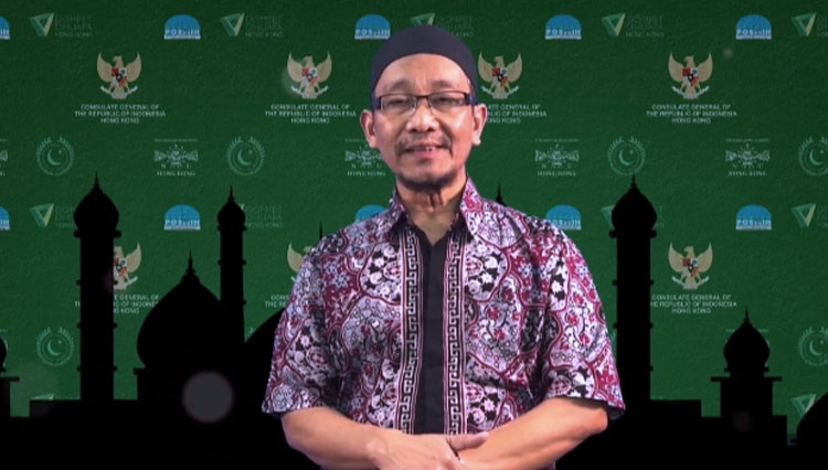 Ustadz H. Abdul Muhaemin Karim, saat menyampaikan shalat Idul Fitri di rumah, dalam pandemi cobid-19. (Foto: tangkapan layar video FB KJRI Hongkong For TIMES Indonesia)