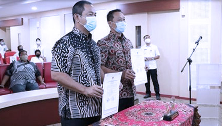 Walikota dan Ketua DPRD Kota Semarang tunjukkan Laporan Hasil Pemeriksaan (LHP) BPK. (humas dprd kota semarang)