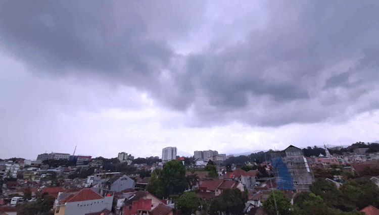 Viral Suara Dentuman Misterius di Langit Bandung  Raya 