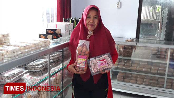 Astuti, owner rumah produksi kue tradisional Banyuwangi, merek ‘Dewa-Dewi’, di Jalan Dewa, Dusun Krajan, Desa Lemahbang Dewo, Kecamatan Rogojampi. (Foto: Roghib Mabrur/TIMES Indonesia)