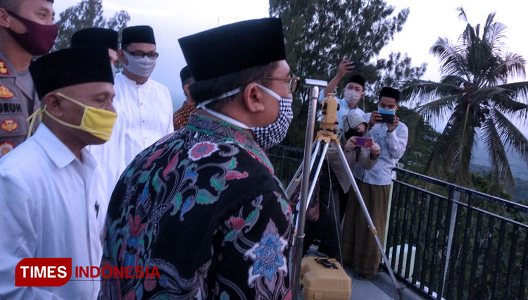 Rukyatul hilal di bukit Banyuurip Kecamatan Senori, Kabupaten Tuban, Jumat (22/05/2020). (FOTO: Ahmad Istihar/TIMES Indonesia)