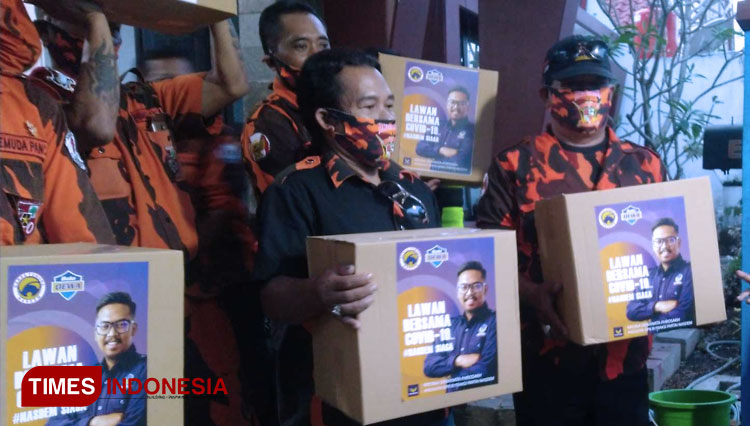 Anggota PP Kabupaten Malang saat menerima bantuan dari Bolo Dewa. (Foto: Binar Gumilang/TIMES Indonesia)