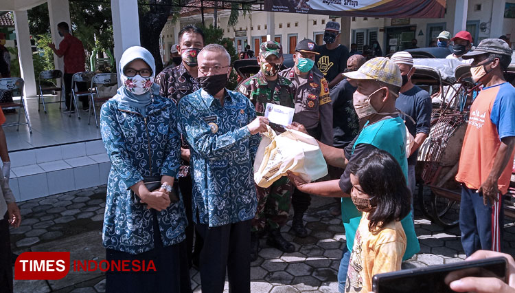 Bupati Bantul Suharsono menyerahkan Tali Asih kepada pengemudi becak onthel (Foto: Totok Hudayat/TIMES Indonesia)