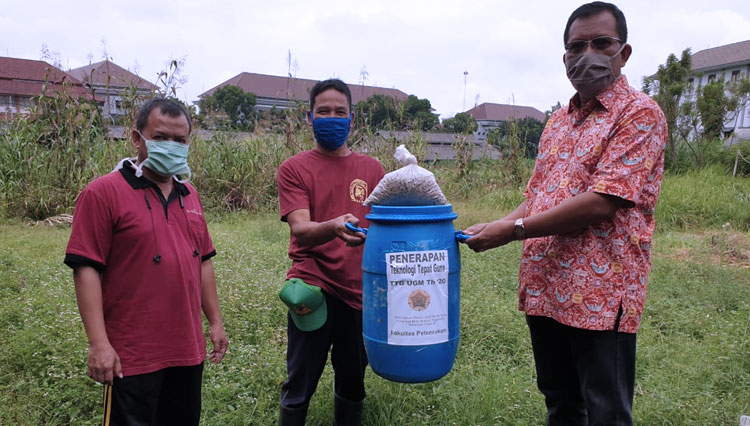 Dekan Fakultas Peternakan UGM Prof. Dr . Ir. Ali Agus (kanan) ketika menunjukan hasil penerapan TTG pelet hijauan pakan ternak. (FOTO: Humas UGM for TIMES Indonesia) 