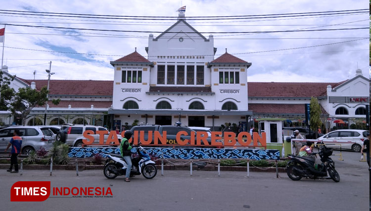 Gedung Stasiun Cirebon dibangun sekitar tahun 1900 an. (Foto: Muhamad Jupri/TIMES Indonesia)
