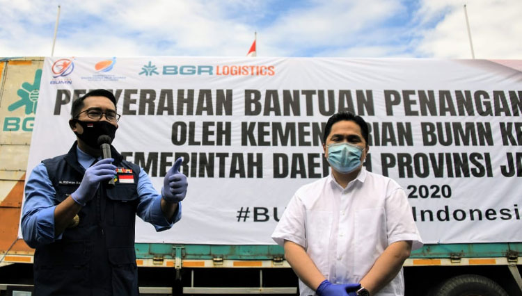 Gubernur Jabar Ridwan Kamil saat menerima bantuan alkes dari Kementerian BUMN RI di Gedung Pakuan, Kota Bandung, Kamis (21/5/20) sore. (Foto: Humas Jabar for TIMES Indonesia)
