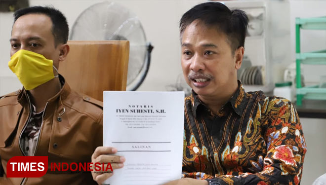 Gus Hifni (kiri) didampingi kuasa hukum Dr Bachrul Amiq menunjukkan surat yang menjadi bukti sengketa antara yayasan pengelola Masjid Sunan Ampel, Kamis (21/5/2020). (Foto: Lely Yuana/TIMES Indonesia) 
