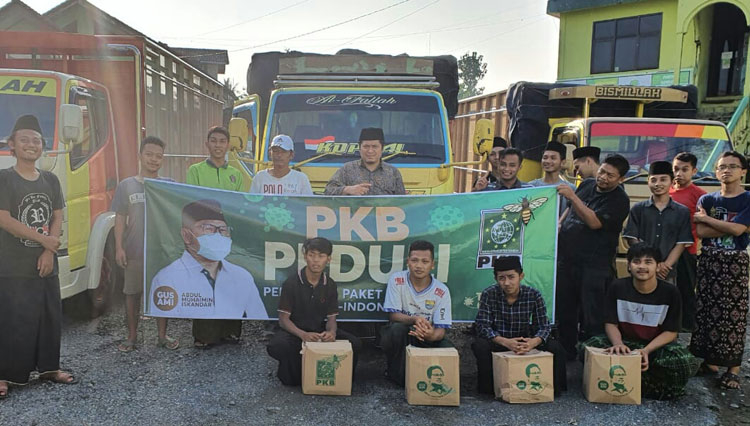 Gus Wahid Jumali bersama tim relawan PKB Banjarnegara bagikan sembàko. (FOTO : Ansor-Banser/TIMES Indonesia)