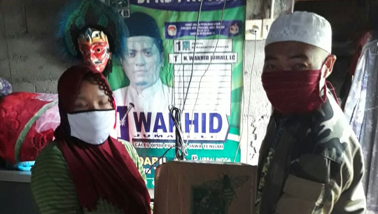 Gus-Wahid-Jumali-bersama-tim-relawan-PKB-Banjarnegara-bagikan-sembako-3.jpg