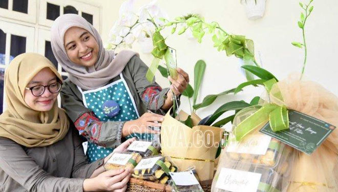 Elvira Siska dan Evita Mey saat menunjukkan hasil kolaborasi hampers ramah lingkungan, Surabaya. (surya.co.id/ahmad zaimul haq)