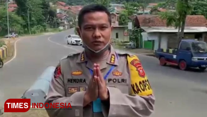 Kapolresta Bandung Kombes Pol Hendra Kurniawan di Jalur Nagreg Kabupaten Bandung. (Foto : Video Kapolresta for TIMES Indonesia)