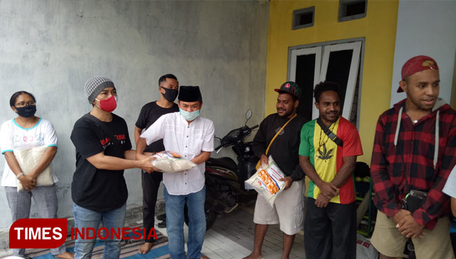 KONI Bangkalan dan Relawan G25 Madura menyalurkan bantuan paket sembako kepada mahasiswa Papua di UTM. (FOTO: Doni Heriyanto/TIMES Indonesia)