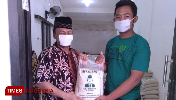 Kades Melirang M Muaffaq saat memberikan bantuan kepada warga (Foto: Akmal/TIMES Indonesia)