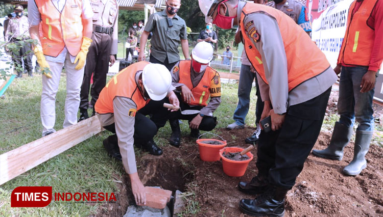 Kapolres Majalengka, AKBP Bismo Teguh Prakoso, melakukan peletakan batu pertama pembangunan rumah dinas khusus Polri. Foto: Jaja Sumarja/TIMES Indonesia.