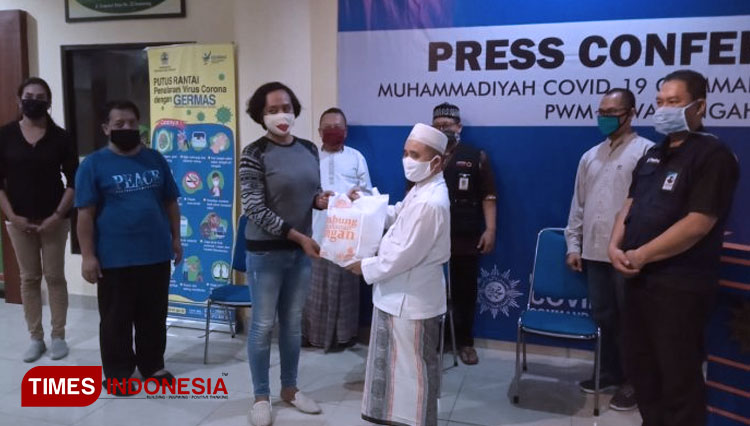 Ketua PW Muhammadiyah, Drs. KH. Tafsir, M. Ag memberikan paket sembako kepada waria. (dok. Humas Muhammadiyah)