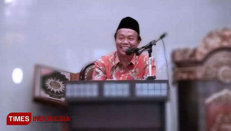 Ketua Pimpinan Daerah Muhammadiyah Kabupaten Jember Kusno dalam podcast Ramadhan di channel YouTube Universitas Muhammadiyah Jember (UM Jember), Rabu (20/5/2020). (Foto: Humas UM Jember)
