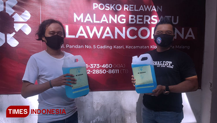 Manager Plaza Elektronik Malang Pao Sugianto (kanan) mengirimkan 10 liter hand sanitizer ke Posko MBLC. (Foto: MBLC for TIMES Indonesia)