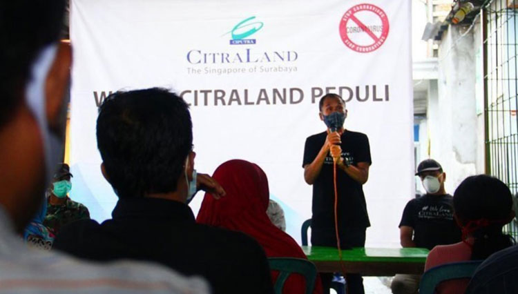 Manajemen-Citraland-Surabaya-menyerahkan-bantuan-sembako-dan-APD-kepada-warga-2.jpg