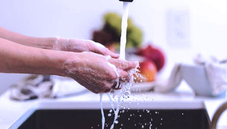 Mencuci tangan sebagai salah satu cara mencegah Virus Corona. (FOTO: Liputan 6)