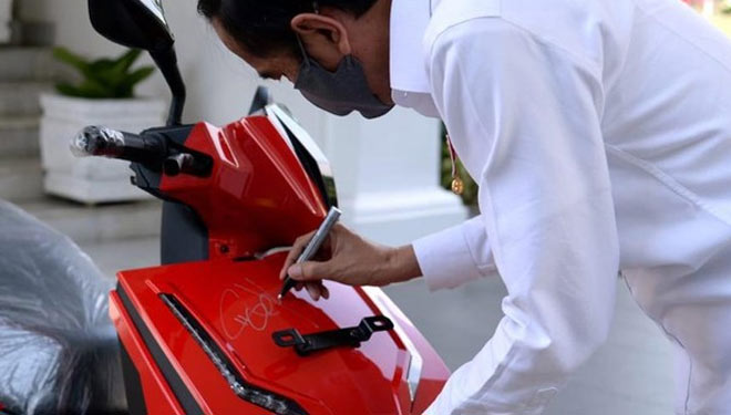 Presiden RI Jokowi menandatangani motor listrik gesits miliknya yang akan di lelang untuk galang amal bantu warga terdampak Covid-19. (Foto:setkab)