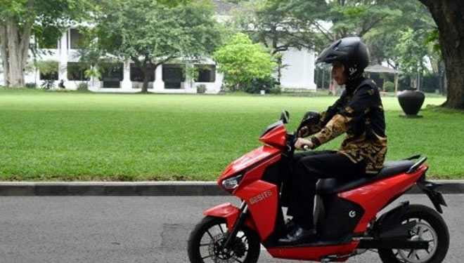 Presiden RI Jokowi menjajal motor listrik Gesits miliknya yang dilelang untuk donasi amal Covid-19. (Foto: Setpres)
