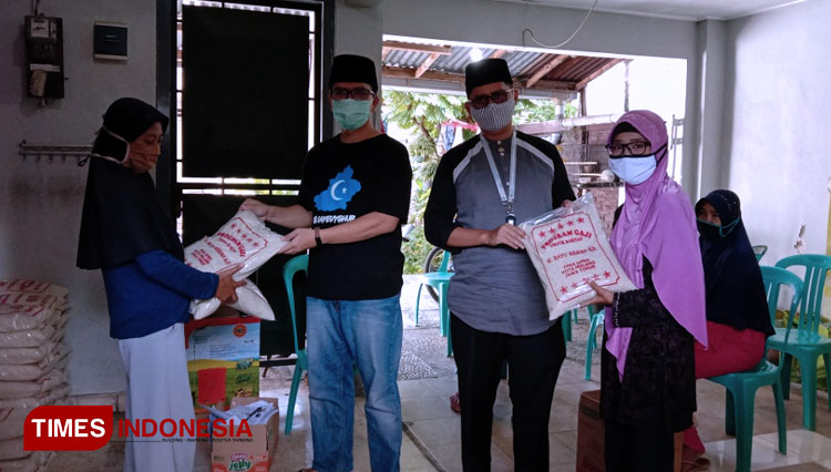 Penyaluran bantuan Anggota Fraksi PKS DPRD Kota Malang, Bayu Rekso Aji, membagikan bantuan kepada warga. (Foto: Naufal Ardiansyah/TIMES Indonesia)