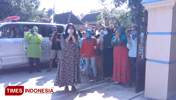 Suwarti disambut meriah warga Desa Jambanan Sidoharjo Sragen ketika pulang ke rumahnya usai dinyatakan sembuh dan negatif covid-19, Jumat (22/5/2020). (Mukhtarul Hafidh/TIMES Indonesia)