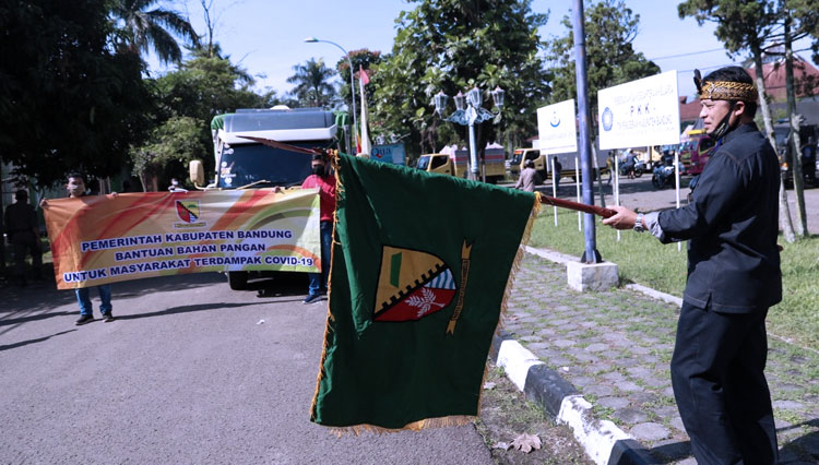 Peluncuran bantuan pangan Pemkab Bandung bagi terdampak covid-19, di halaman rumah jabatan Bupati Bandung di Soreang. (Foto: Humas Pemkab for TIMES Indonesia)