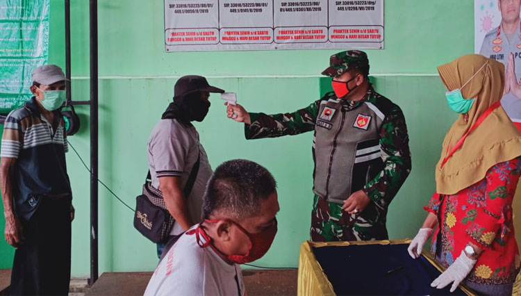 Penjagaan oleh aparat gabungan TNI-Polri di perbatasan menuju Cilacap juga dilakukan pemeriksaan kesehatan terhadap para pengguna jalan. (FOTO: Pendim Cilacap for TIMES Indonesia)