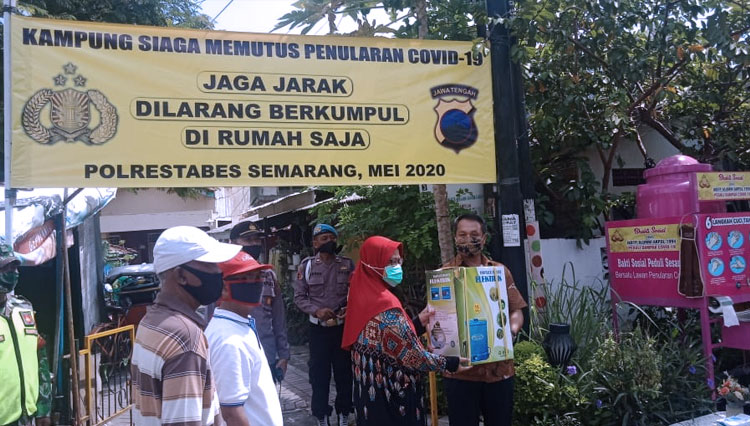 Penyerahan bantuan secara simbolik dilakukan oleh Kasatintelkam Polrestabes Semarang, AKBP Guki Ginting. (Foto: Humas Polrestabes Semarang)