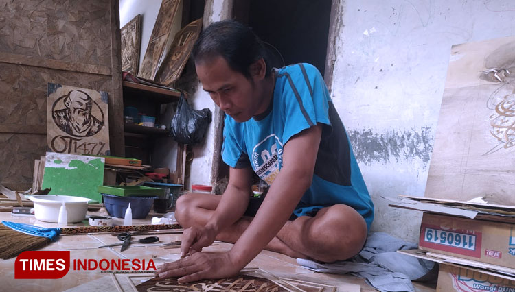 Perajin Lukisan Dinding, Priyanto (Foto: Devteo MP / TIMES Indonesia)