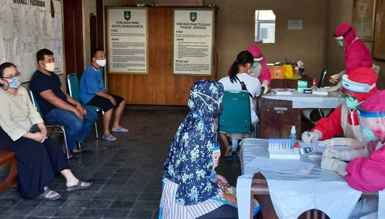 Petugas medis melakukan rapid test terhadap sejumlah orang di pasar dan pusat perbelanjaan, Jumat (22/5/2020). (foto: Humas Pemkot Surakarta)