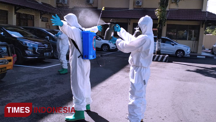 Petugas menyemprotkan cairan disinfektan (Foto: Dok TIMES Indonesia)
