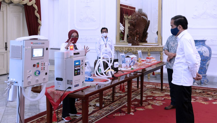 Presiden Jokowi saat melihat-lihat produk inovasi Alkes untuk menangani Covid-19. (FOTO: BNPB).