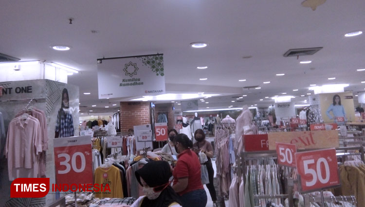 Pusat perbelanjaan di Kota Semarang yang makin ramai pengunjung, situasi seperti inj berpotensi terjadi penularan covid-19. (foto: Mushonifin/TIMES Indonesia)