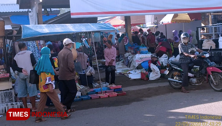 Situasi Pasar Tradisional saat Prepekan menjelang Lebaran 1441 H. (Foto: Evita Mukharomah/TIMES Indonesia)