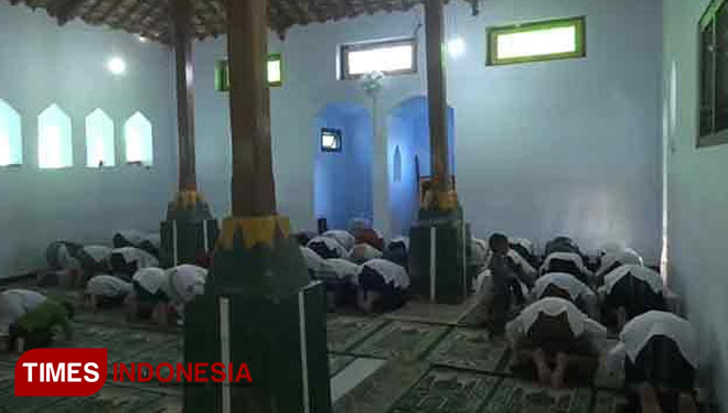 Jamaah Al Muhdlor melaksanakan Shalat id hari ini, Jumat (22/5) di Masjid Nur Muhammad, Desa Wates, Sumbergempol, Tulungagung, Jawa Timur. (Foto:pojokpitu)