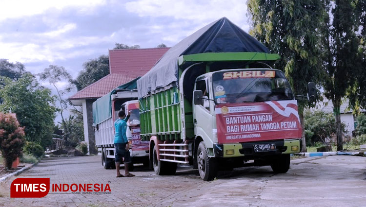 Pembagian bantuang pangan dari Kementerian Pertanian RI. (FOTO: AJP TIMES Indonesia)