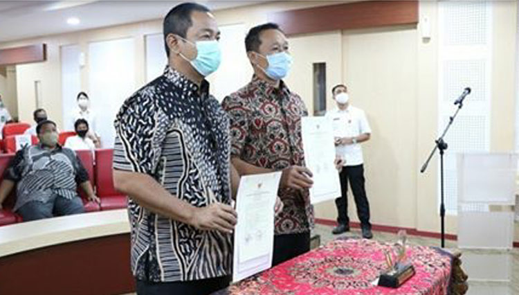 Walikota Semarang dan Ketua DPRD Kota Semarang tunjukkan Berkas LHP BPK. (Foto: Humas Pemkot Semarang)
