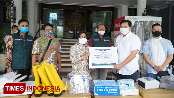 Yayasan Rumah Kita menyerahkan bantuan APD tenaga medis dan ventilator kepada Walinya Surabaya Tri Rismaharini, Kamis (21/5/2020).(Foto : Lely Yuana/TIMES Indonesia) 